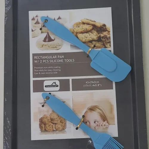 Bandeja Eurohome para hornear con 1 brocha y 1 espátula de silicon